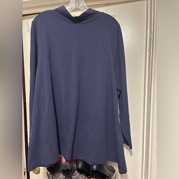 NWT Avenue Mock Neck Top - Picture 4 of 6